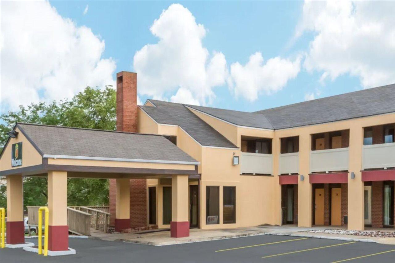 Super 8 By Wyndham Kansas City Airport North Exterior photo