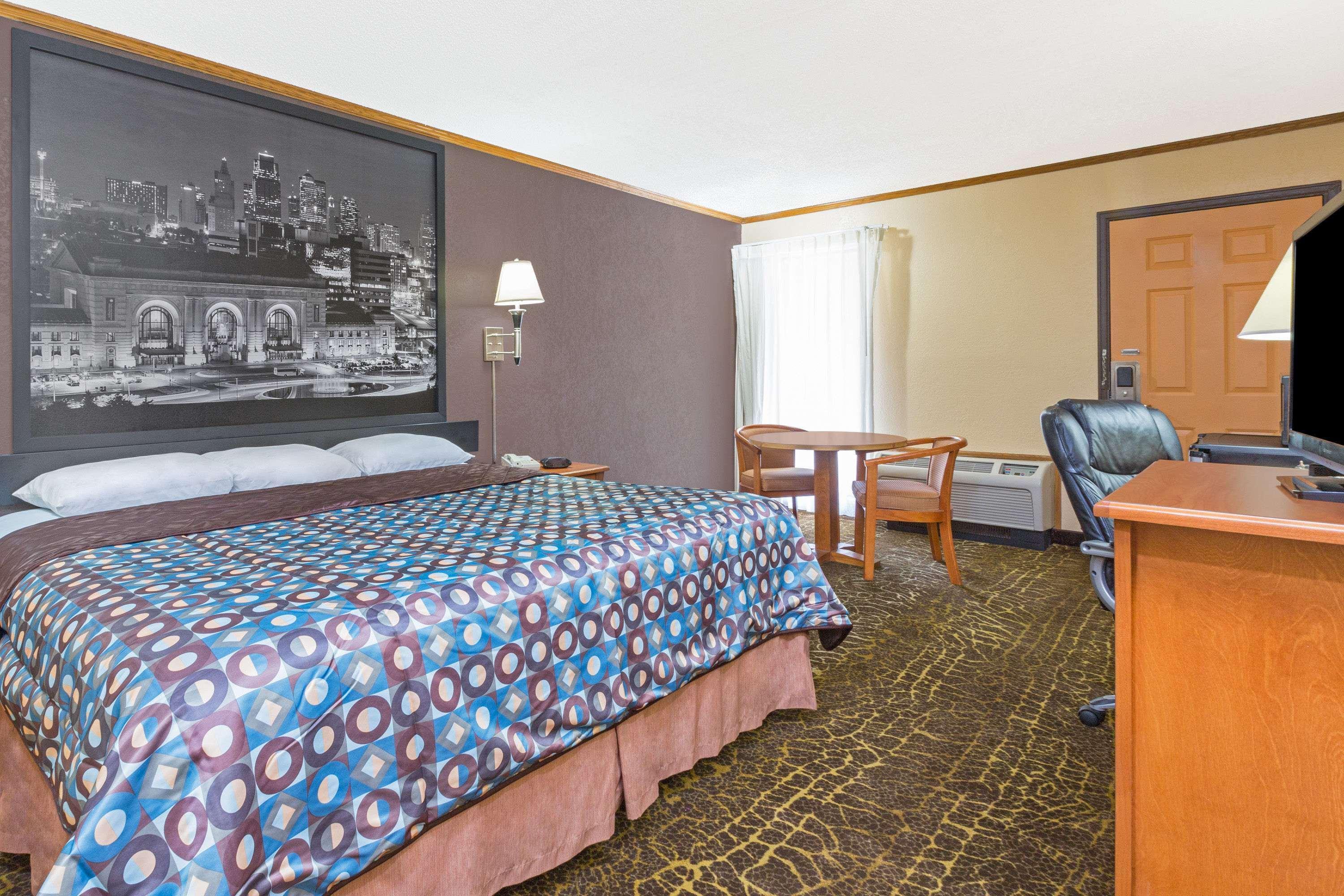 Super 8 By Wyndham Kansas City Airport North Exterior photo