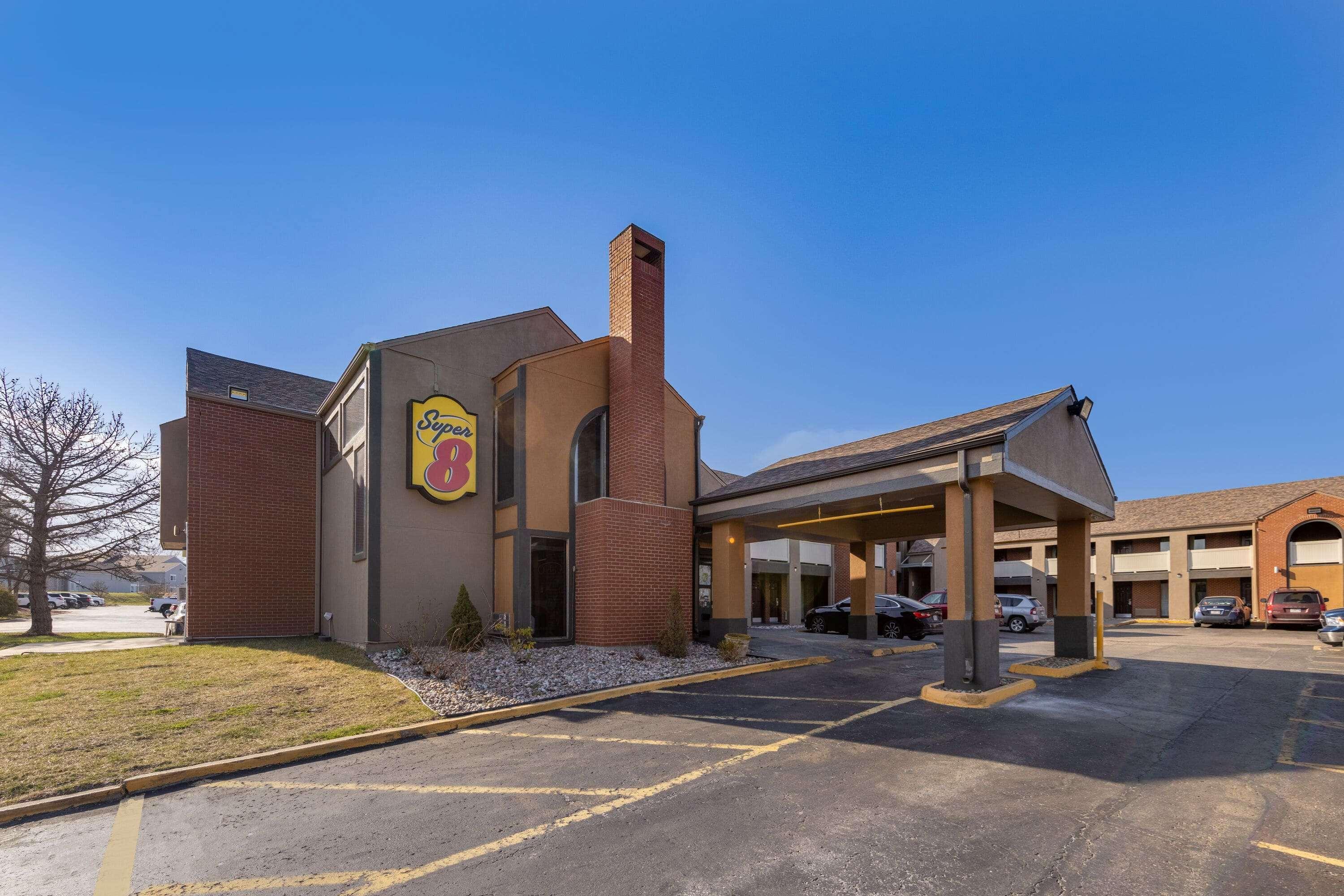 Super 8 By Wyndham Kansas City Airport North Exterior photo