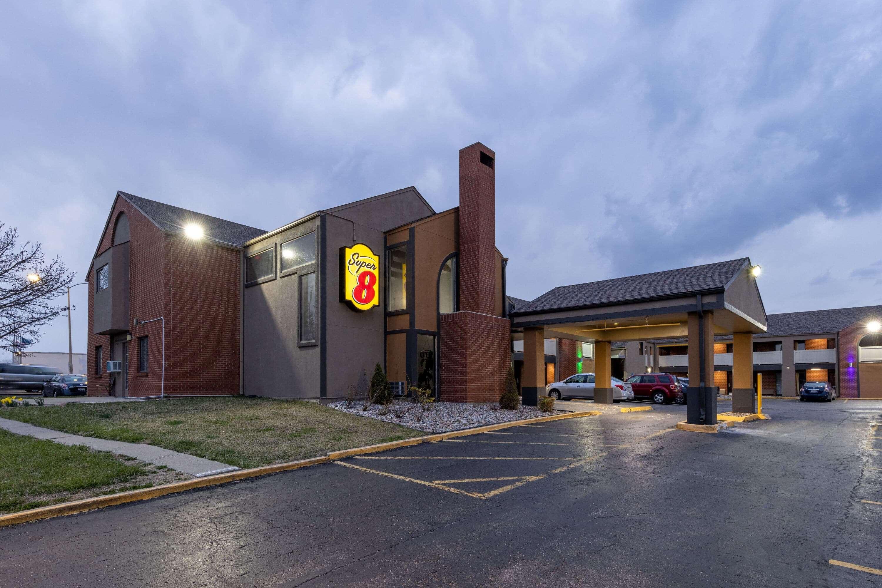 Super 8 By Wyndham Kansas City Airport North Exterior photo