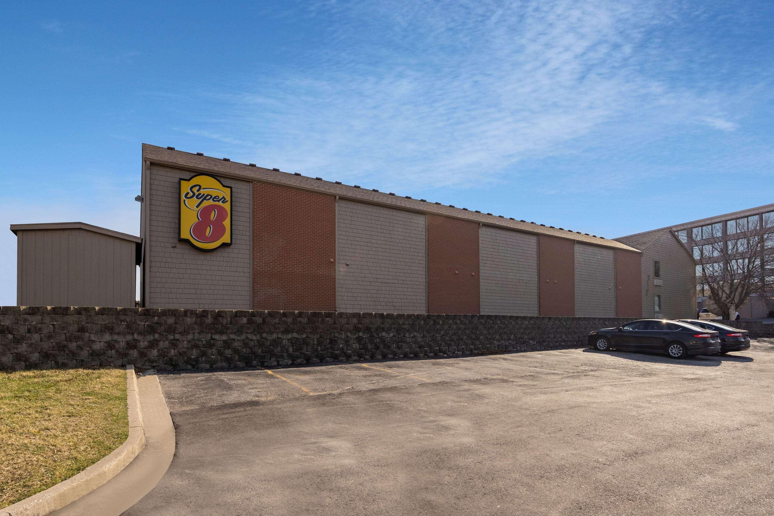 Super 8 By Wyndham Kansas City Airport North Exterior photo