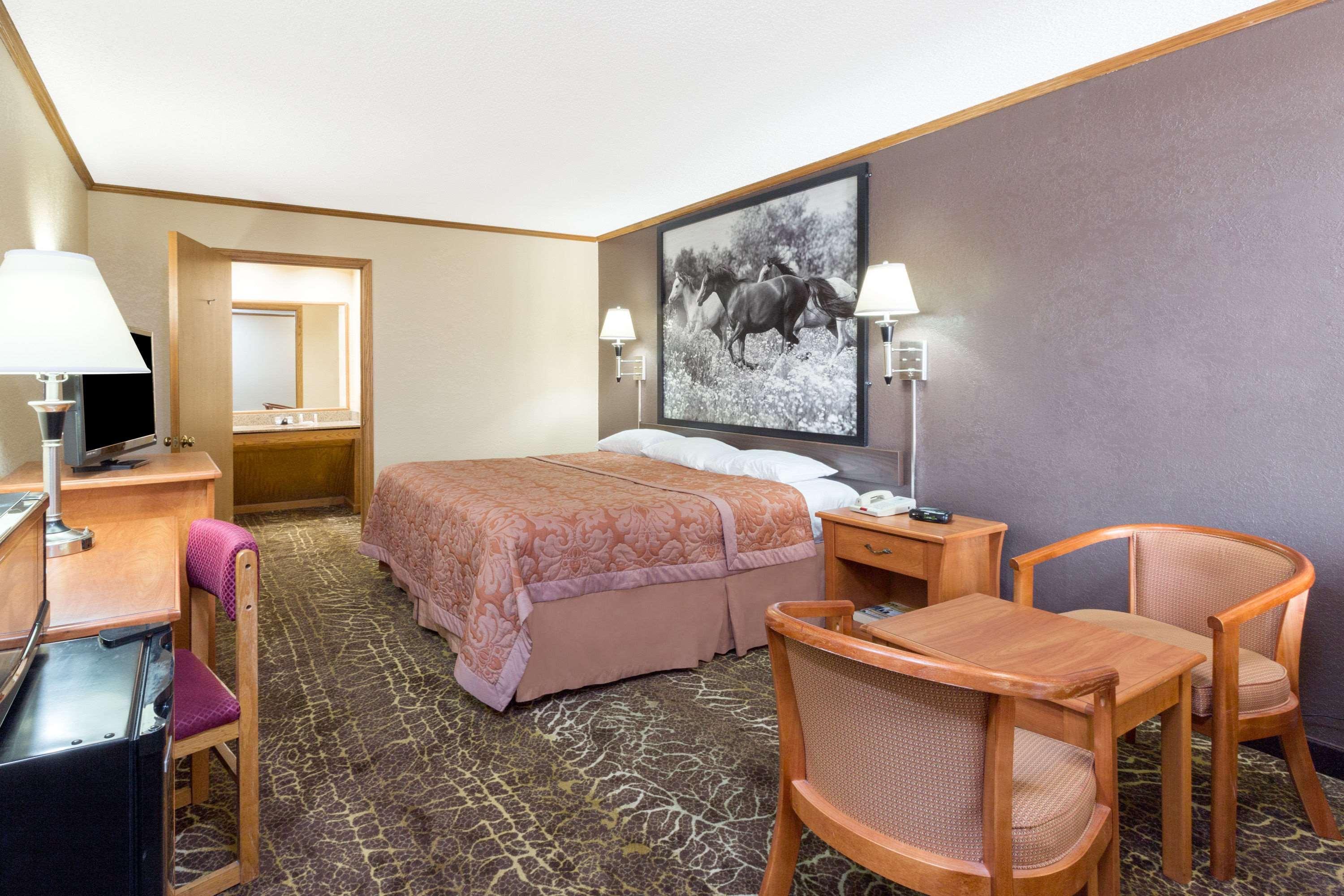Super 8 By Wyndham Kansas City Airport North Exterior photo