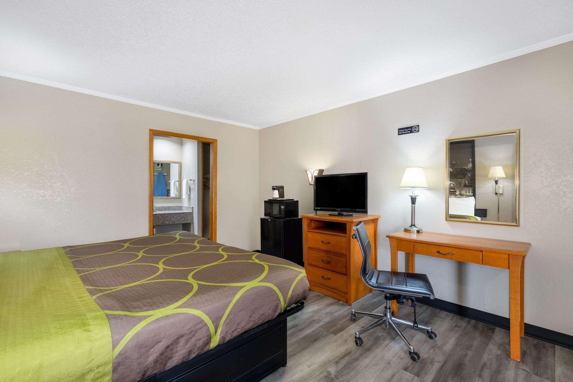 Super 8 By Wyndham Kansas City Airport North Exterior photo
