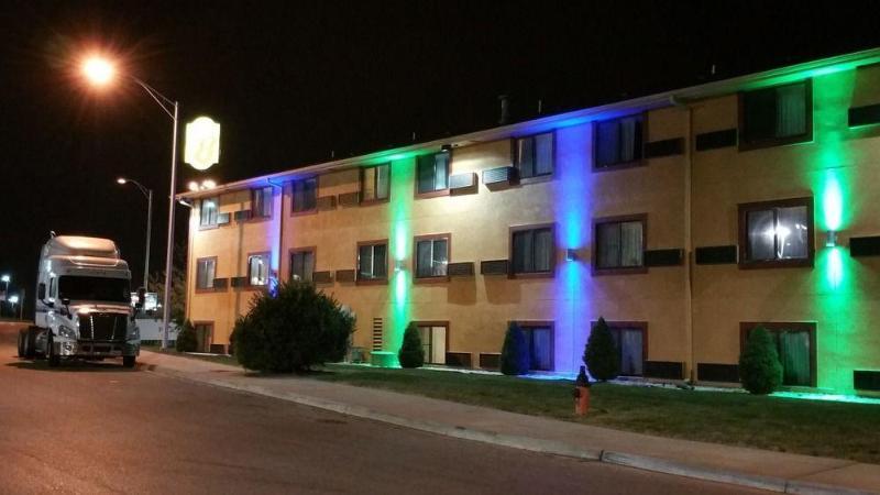 Super 8 By Wyndham Kansas City Airport North Exterior photo